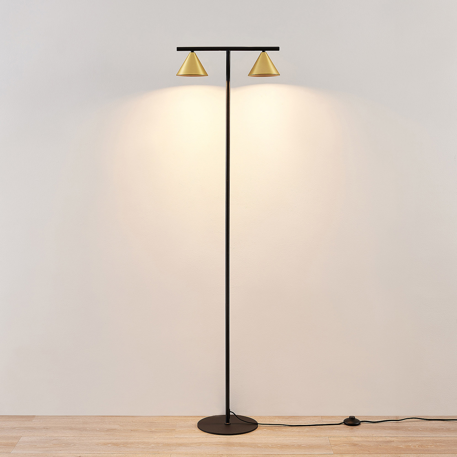 Lucande Kartio -lattiavalo, 2-lamppuinen, Messinki - Image 3