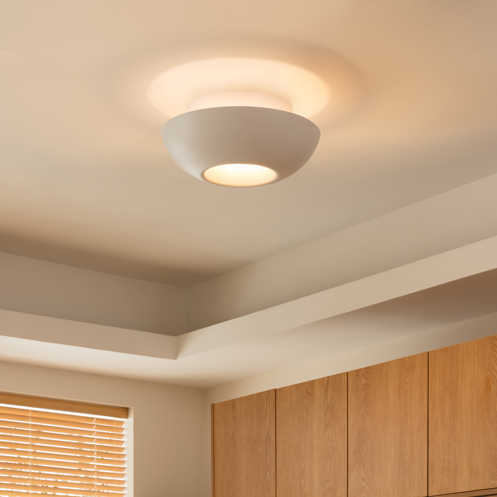 Lucande Kellina -kattovalaisin, Valkoinen