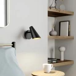 Lucande Wibke -seinävalaisin, Musta