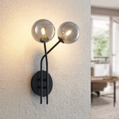 Lucande Wynona -seinävalaisin, 2-lamp., Musta